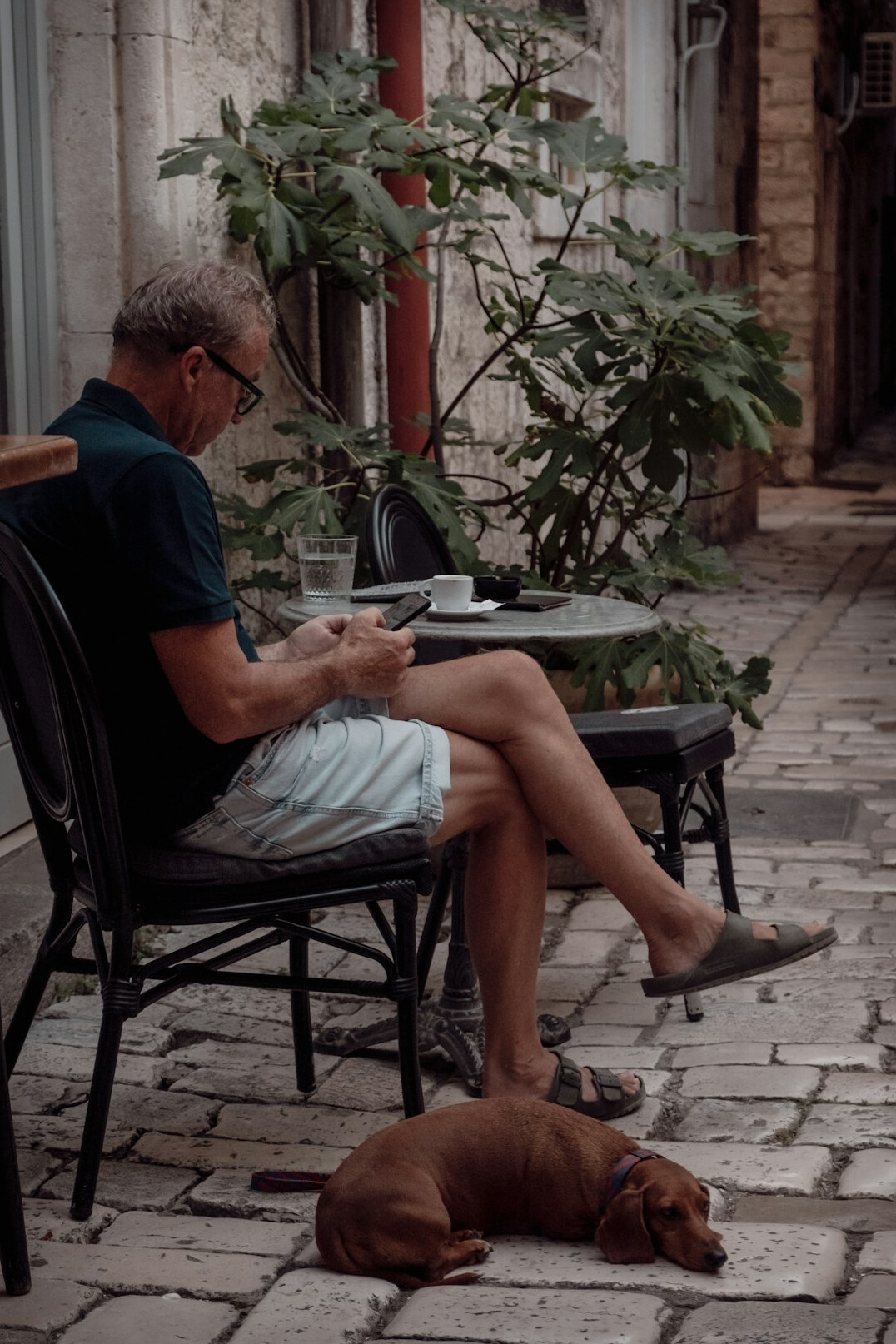 Brazilian man writing in a notebook at a cafe