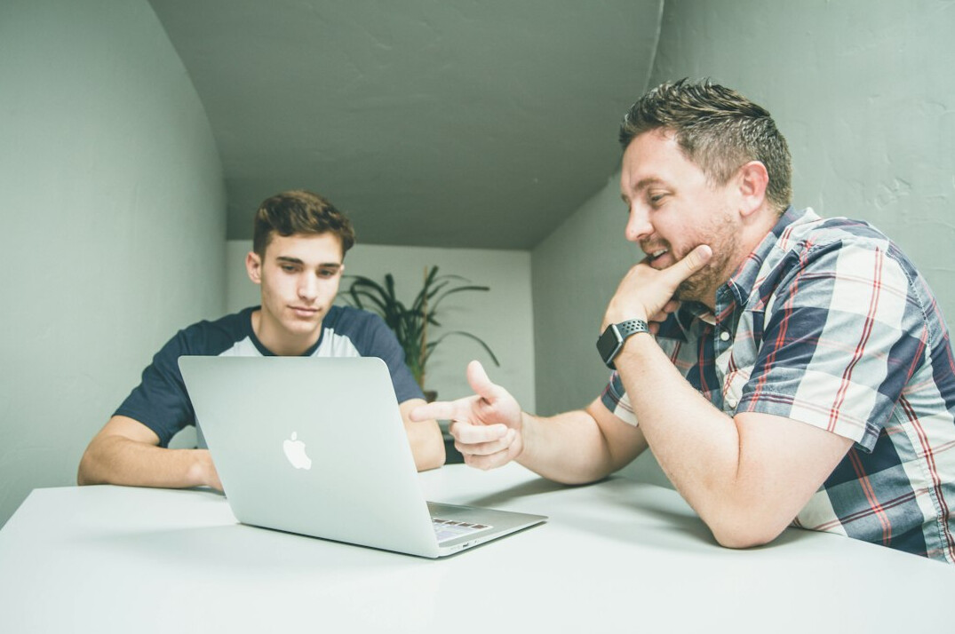 leader mentoring employee